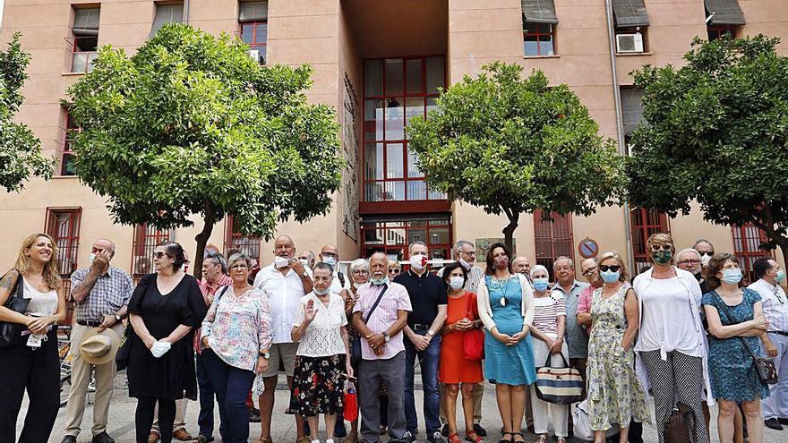 Los denunciantes de la querella junto a miembros de CC OO.