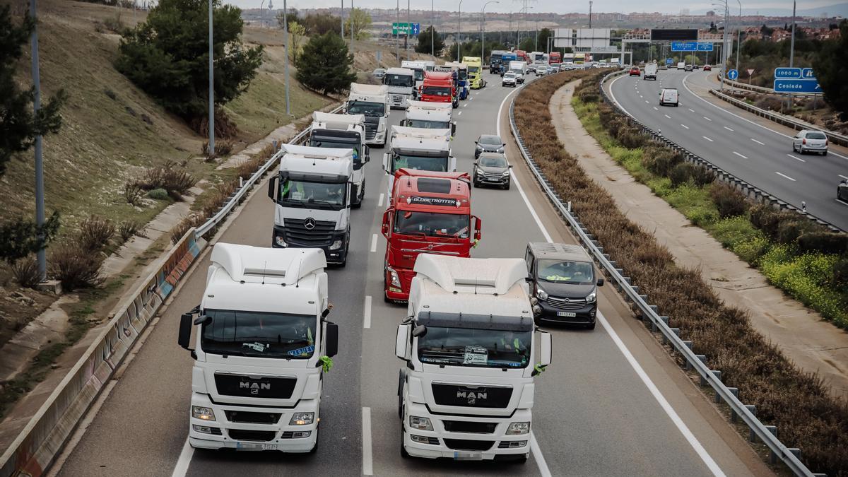 Camiones en una autovía de Madrid.