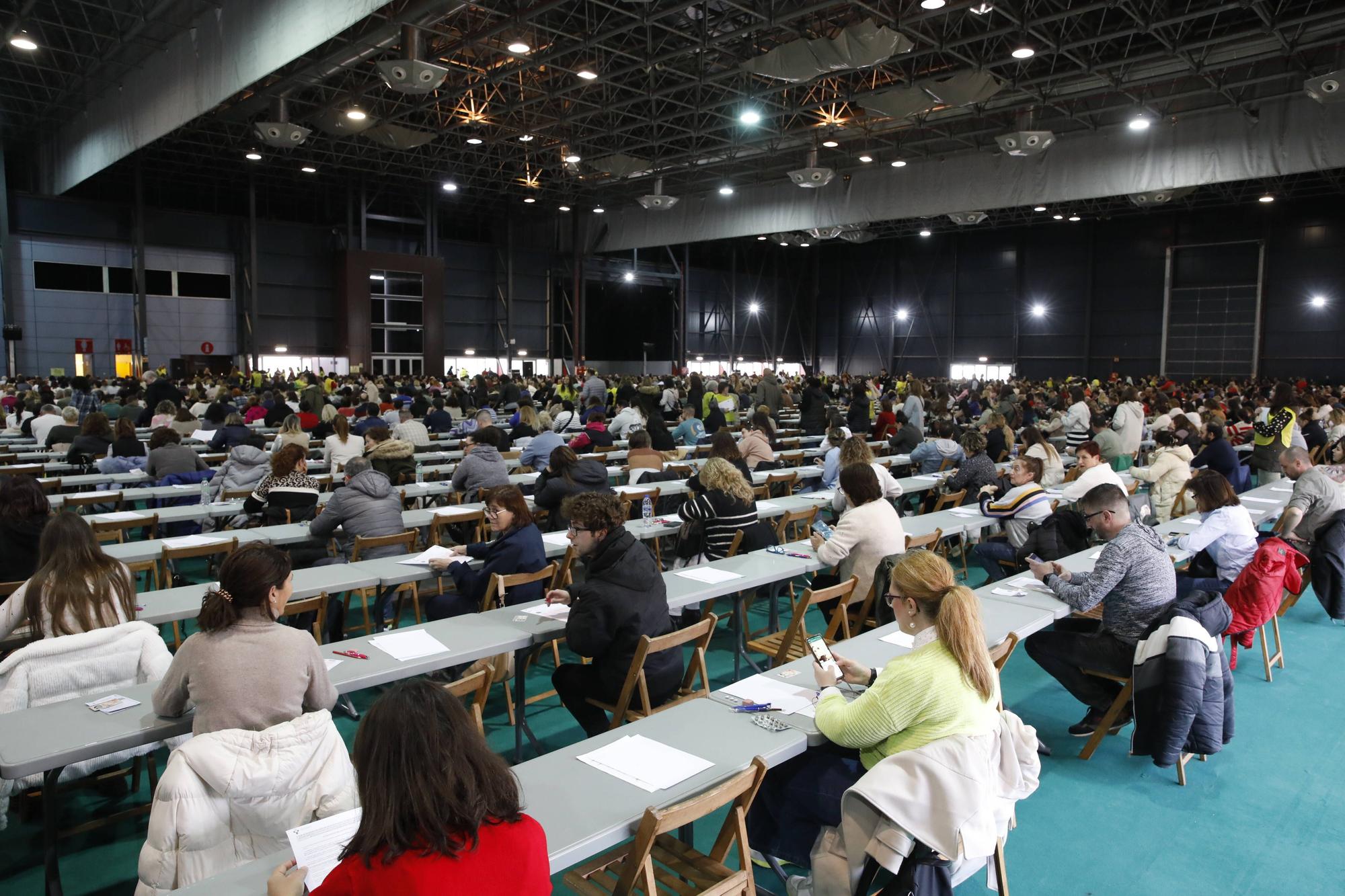 Miles de personas participan en la macrooposición de la sanidad pública asturiana.