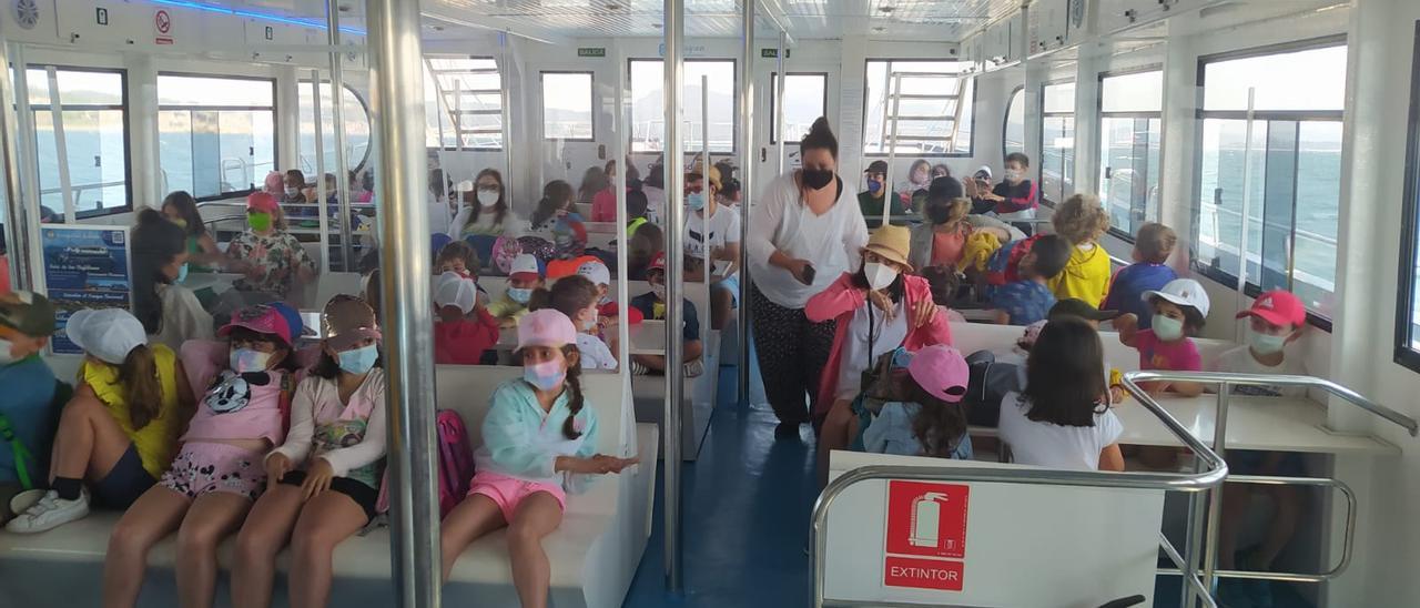 Una actividad escolar en uno de los catamaranes de Cruceros do Ulla-Turimares.