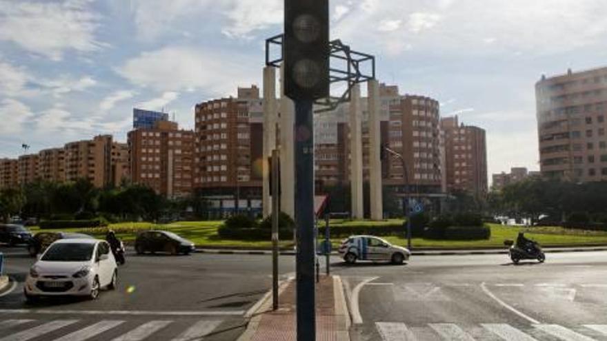 El Ayuntamiento instala ahora semáforos en las rotondas