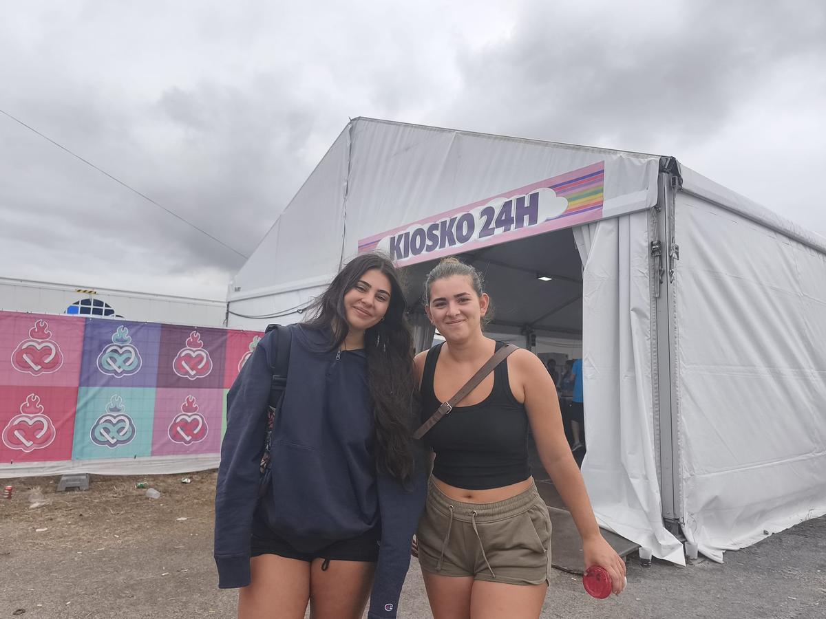 Silvia garcía y paula Calmaestra, a la salida del supermercado