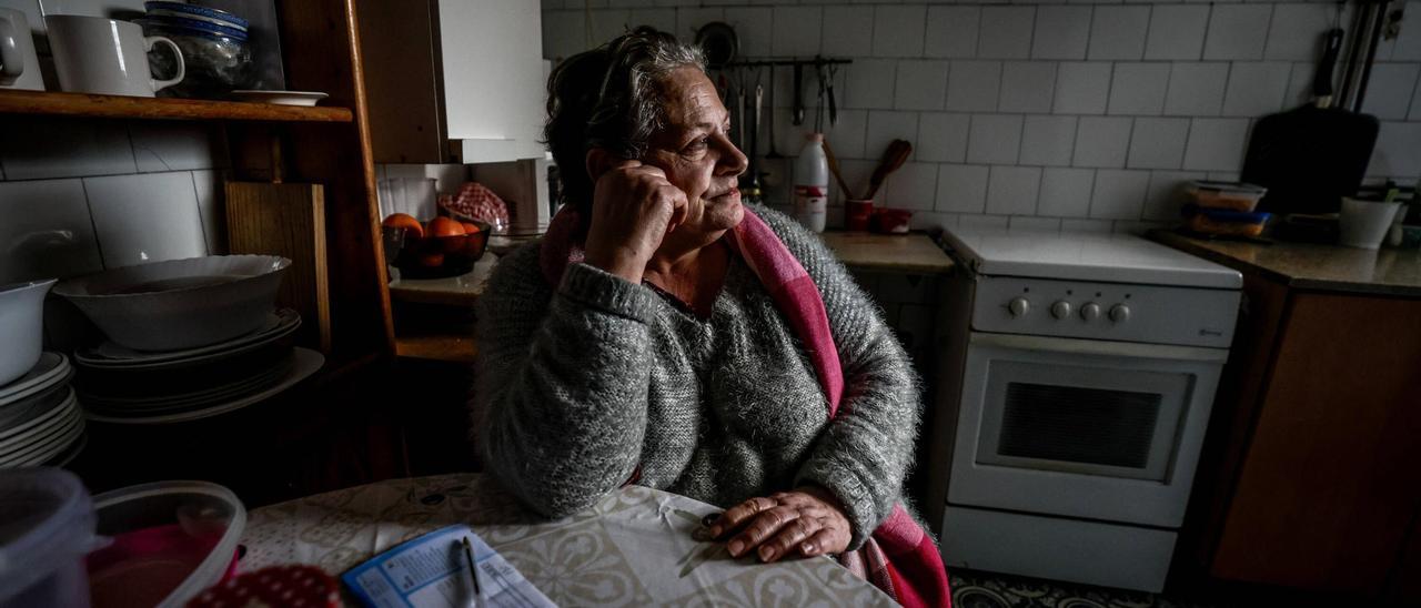 Rosa, portera de una de las escaleras de Entença condenada a derribo, en el piso donde vive en Barcelona.