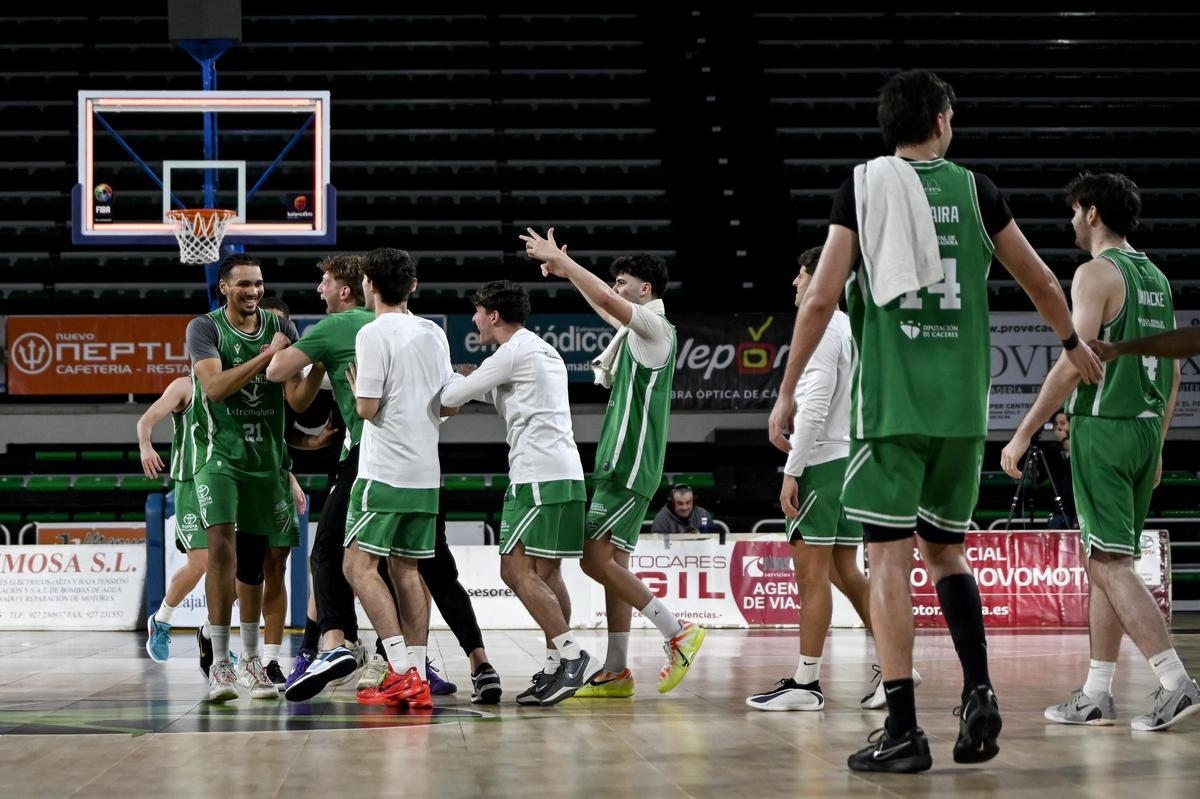 Celebración del triple de Strikker desde su propio campo.