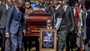 Caleb Kiger, hijo de Kiptum, durante el funeral del atleta en Chepkorio, Kenia.