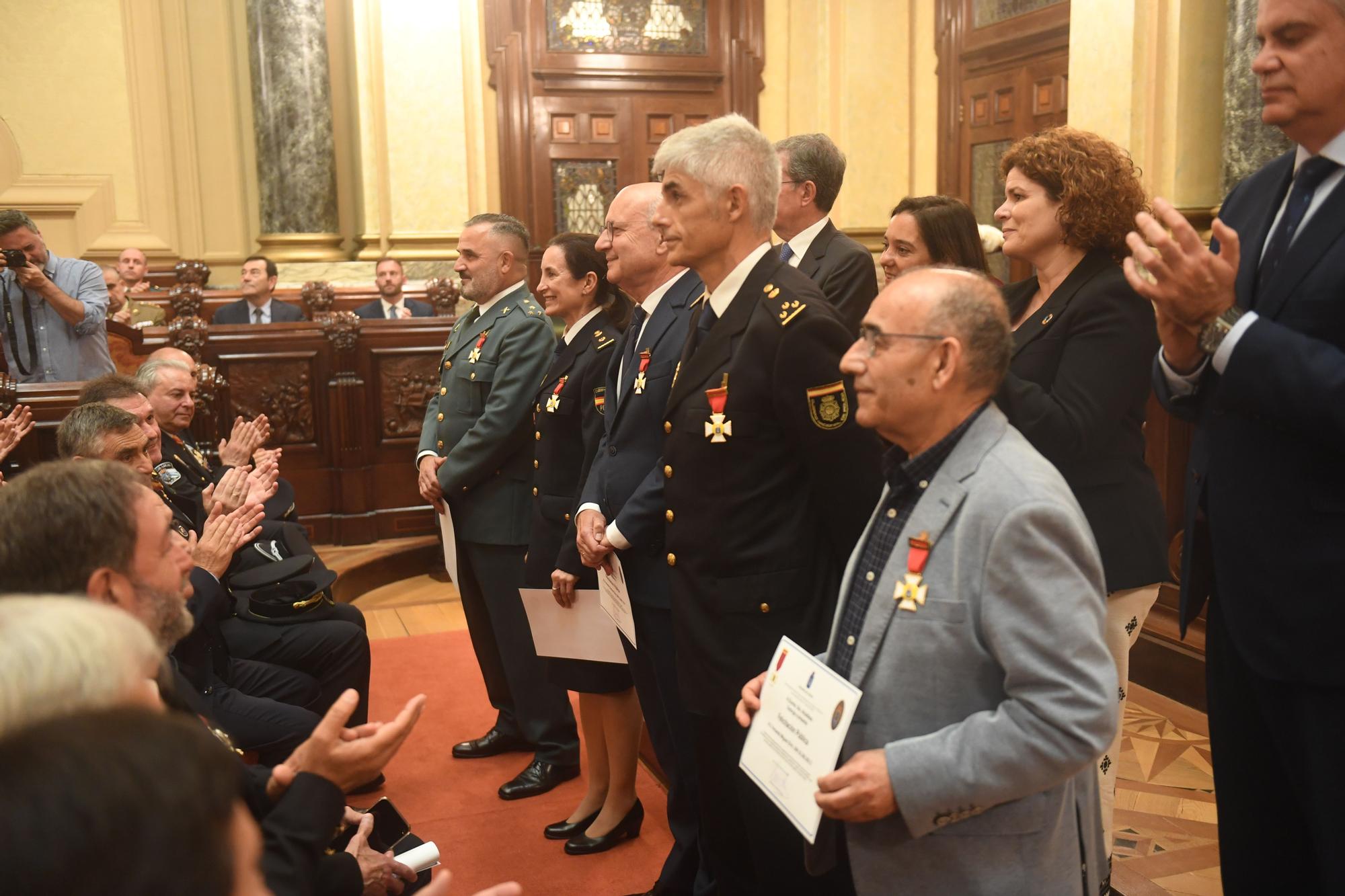 Homenaje a los policías locales de A Coruña que llevan 20 años en el cuerpo