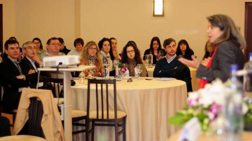 La docente alicantina Clarisa Ramos ofreció la conferencia inaugural de las jornadas.  // Bernabé/Javier Lalín