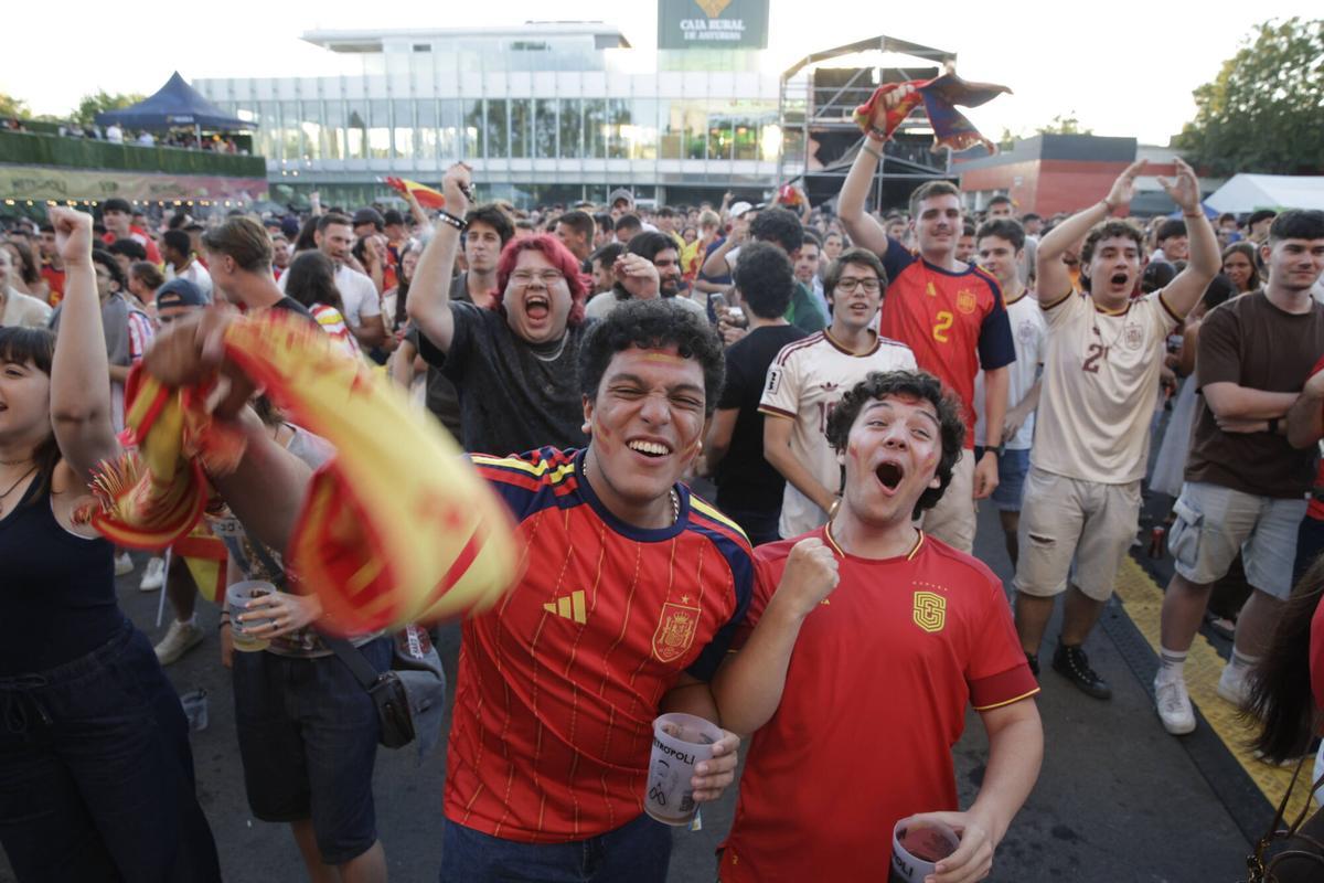 EN IMÁGENES: Metrópoli vibra con el primer paso de España hacia el Mundial