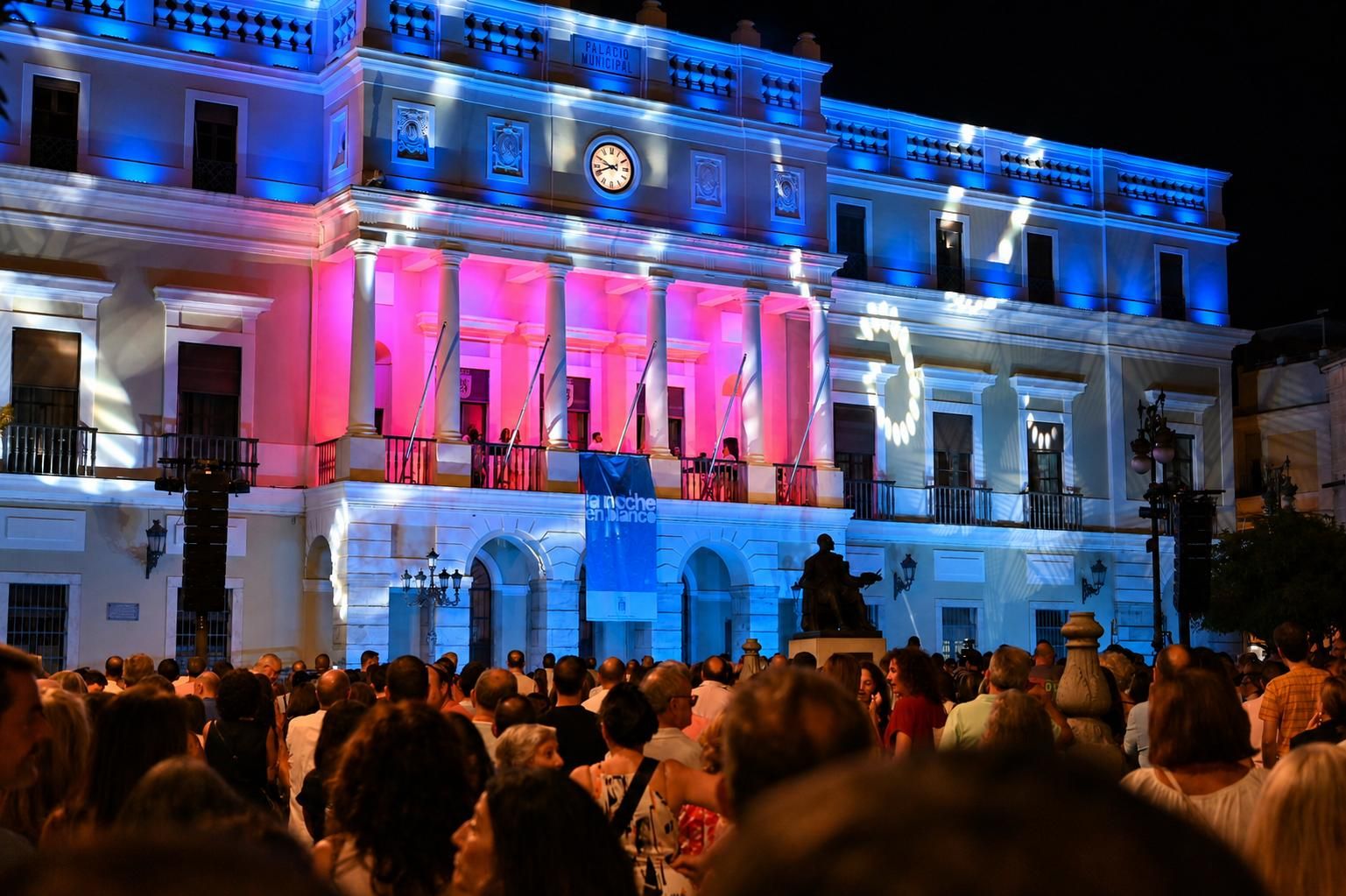 La fachada del Ayuntamiento de Badajoz, durante la inauguración de la Noche en Blanco el año pasado.
