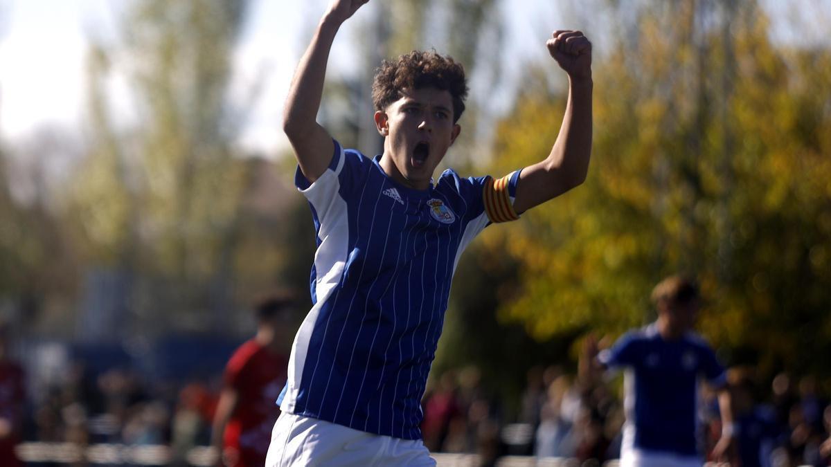 Gorka Buil celebra uno de los dos goles que marcó con Aragón ante Madrid en la sub-14