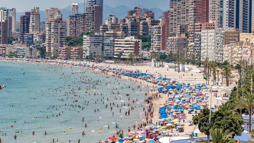 El turismo nacional catapulta a la Costa Blanca hacia el lleno en agosto
