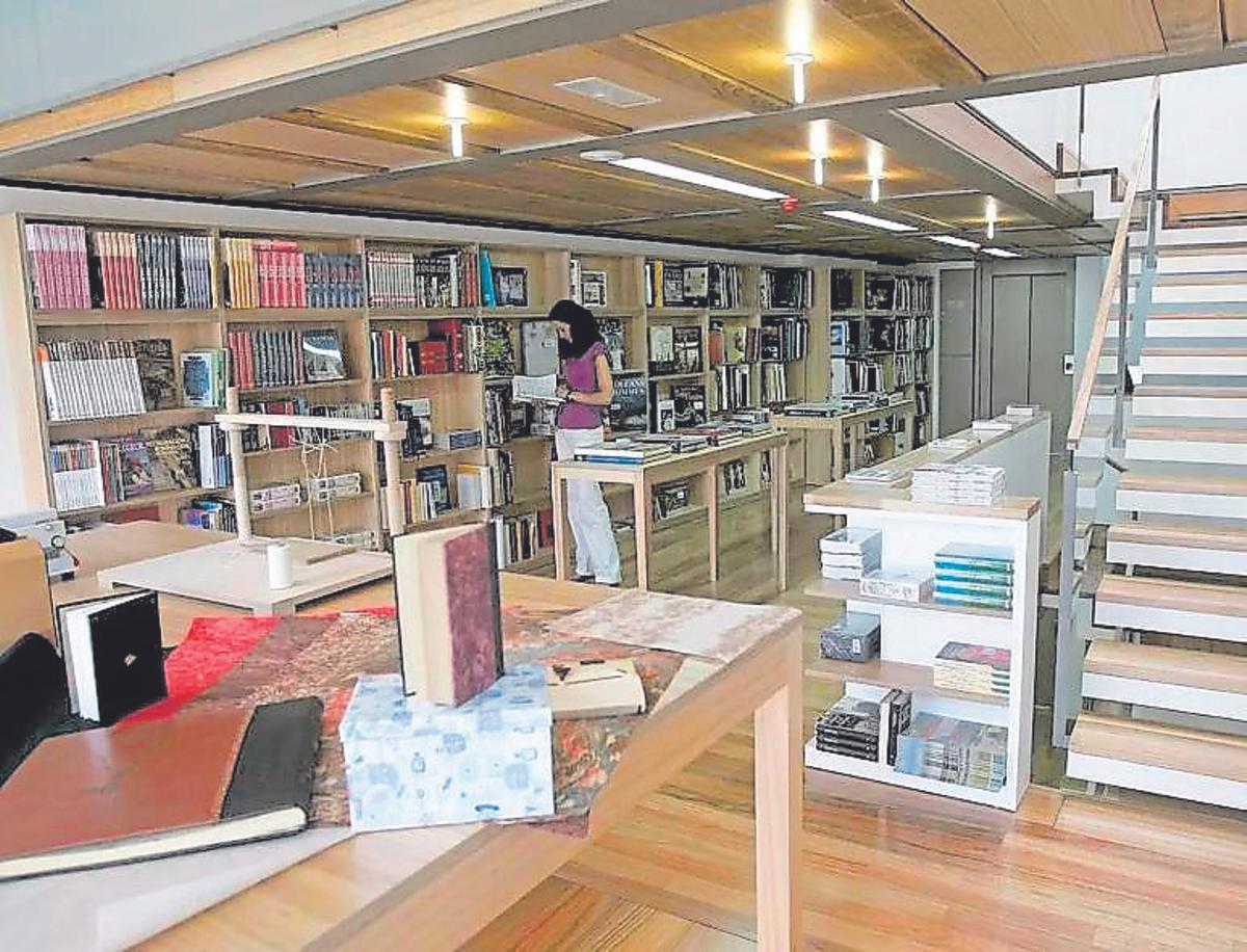 Interior de la librería Couceiro