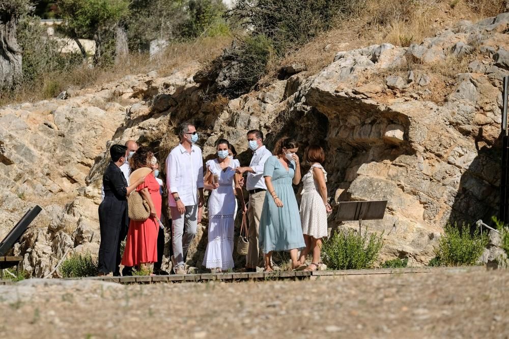 Visita de los Reyes al Museo y Necrópolis de Puig des Molins en Ibiza