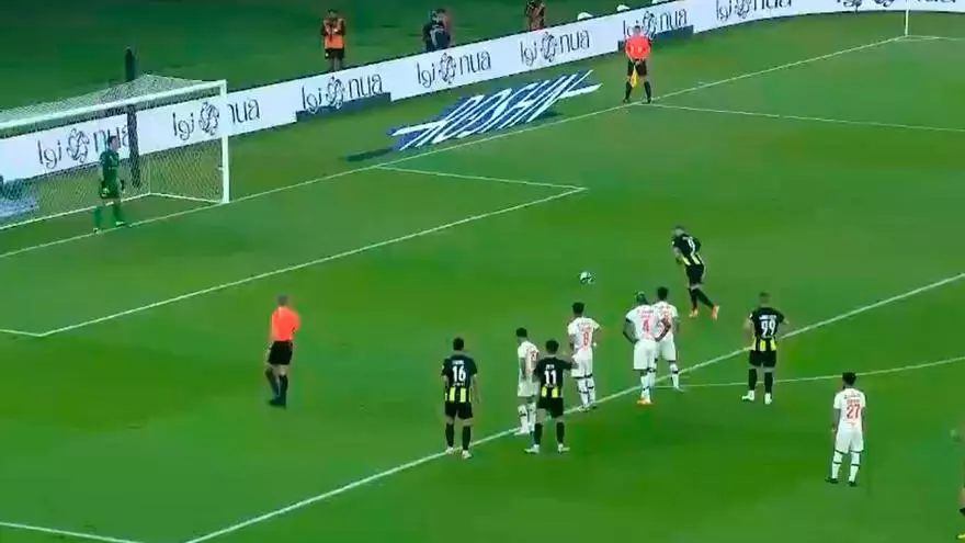 Benzema volvió a la titularidad... ¡y falló un penalti!