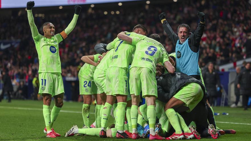 La plantilla azulgrana celebra el cuarto gol, con Raphinha dirigiéndose a la hinchada azulgrana.