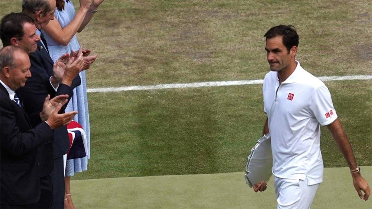Federer abandona la central con su trofeo