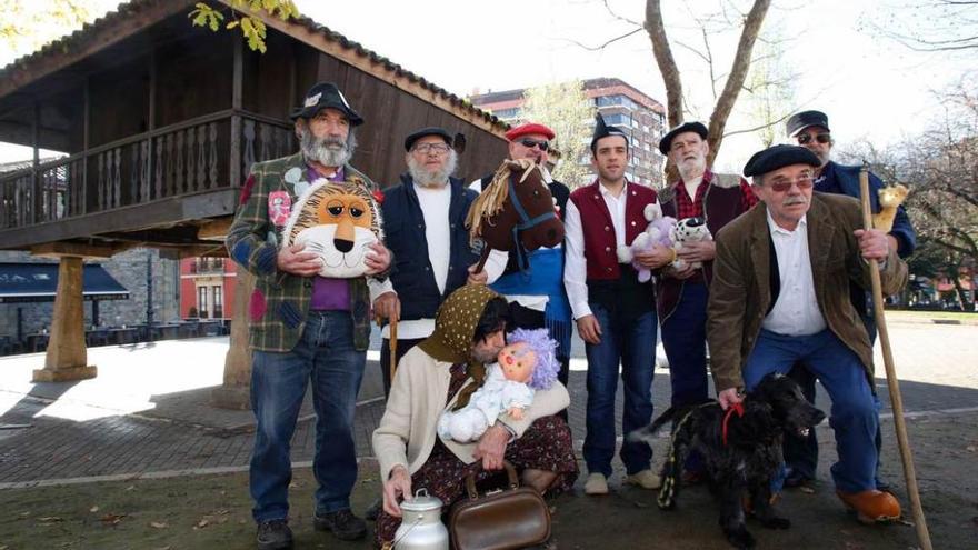 Los integrantes de la Cofradía del Santo Entierro, ayer, en el Carbayedo.