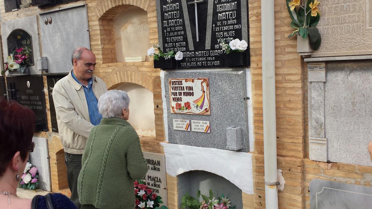 Matías Alonso y Carmen García, en 2014, cuando descubrieron la placa conmemorativa que se puso a los dos franceses.