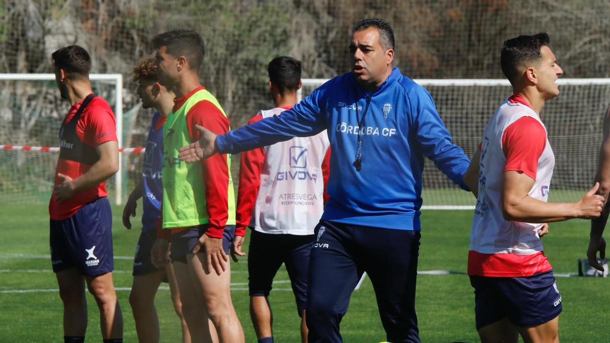 Germán Crespo da instrucciones a sus futbolistas durante una sesión de trabajo de esta semana.