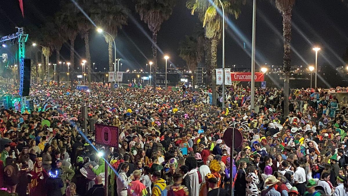 Miles de personas hacen botellón en el entorno de puerta de Palmas el sábado de Carnaval.