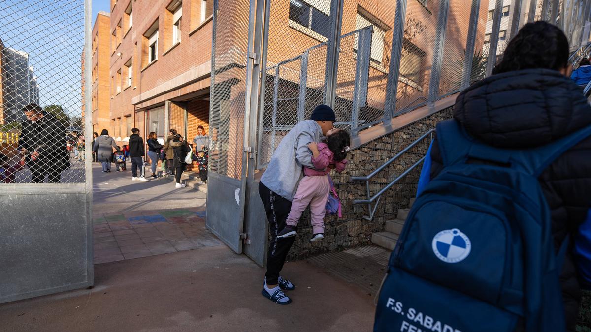 Entrada de una escuela pública en Barcelona hace unos días.