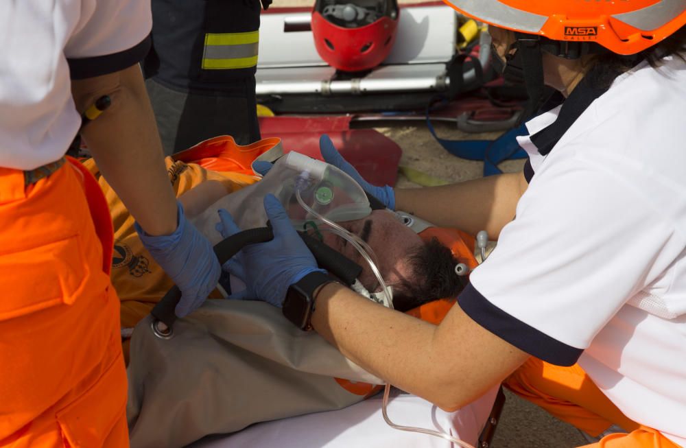 Casi medio centenar de efectivos participan en unas prácticas en la ladera del monte, donde se ha simulado un rescate en altura