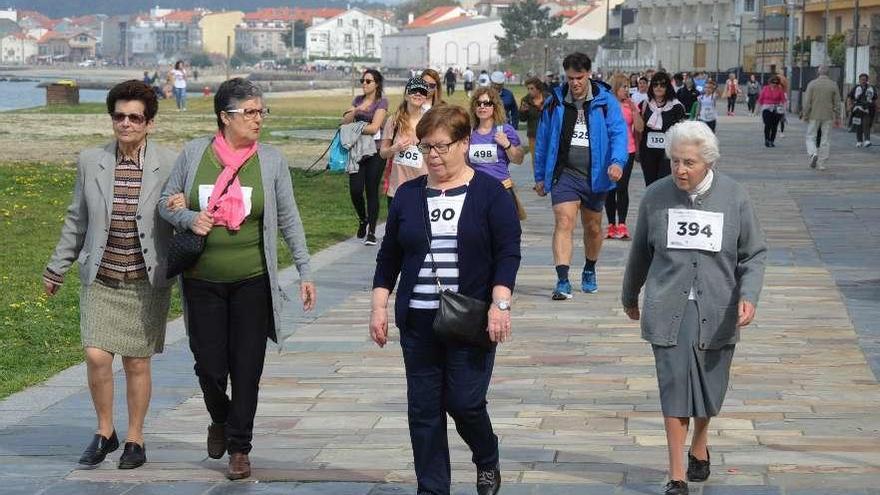 La modalidad de andaina se desarrollará por el paseo de la playa hasta Carril como otros años. // I. Abella