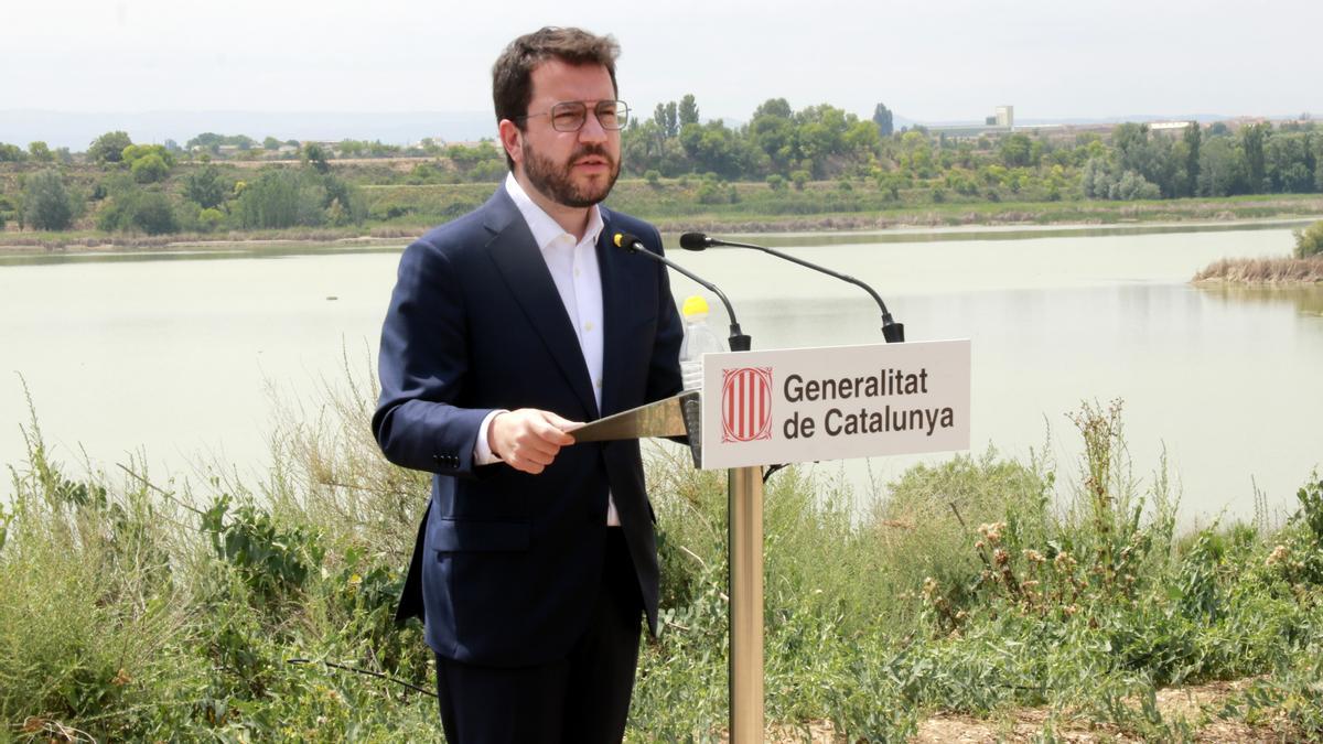 Pla mitjà del president de la Generalitat, Pere Aragonès, atenent als mitjans de comunicació aquest dissabte a l&#039;Estany d&#039;Ivars i Vila-sana, el 5 de juny de 2021. (Horitzontal)