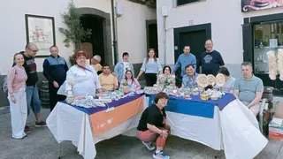 Éxito del mercado de la cooperativa "Artepenlés" en Cangas del Narcea: sus productos artesanos "volaron"
