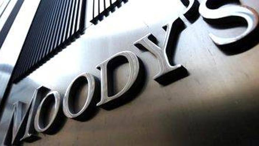 Moody&#039;s rebaja entre uno y tres escalones la nota de 16 bancos españoles