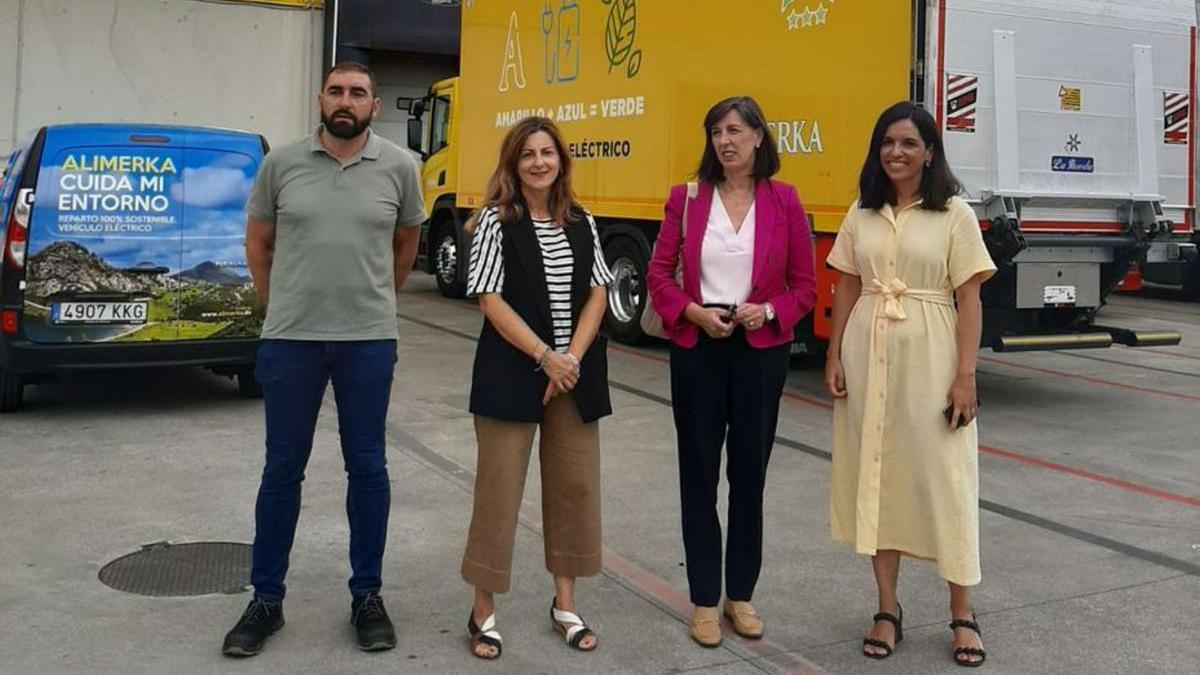 Pelayo Alonso, Paula Díaz-Canejo, Nieves Roqueñí y María Barrado, en el centro logístico. | L. PALACIOS