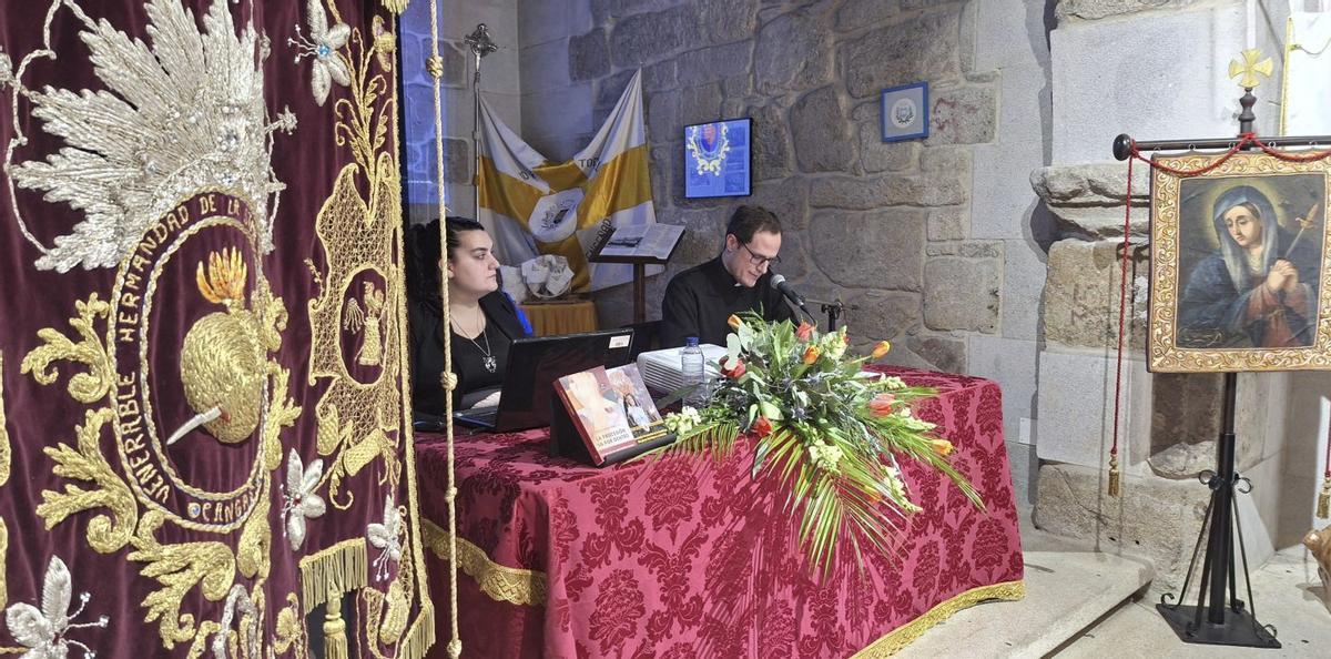 Un momento de la charla de ayer en la Capela do Hospital. | SANTOS ÁLVAREZ