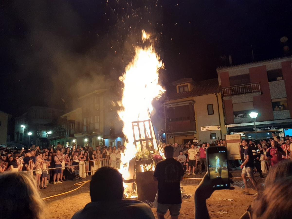 Los solteros plantan el álamo por San Juan en la Pola