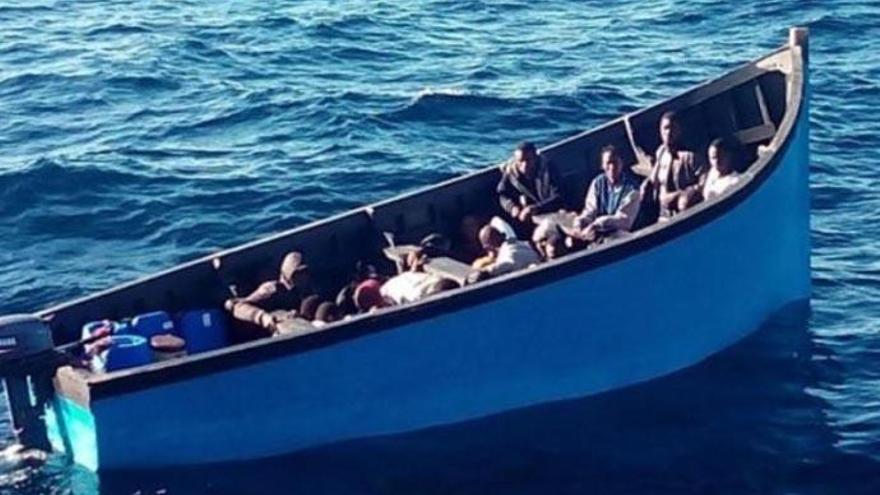 Rescatado un cayuco con 30 inmigrantes a unas 160 millas al sur Gran Canaria