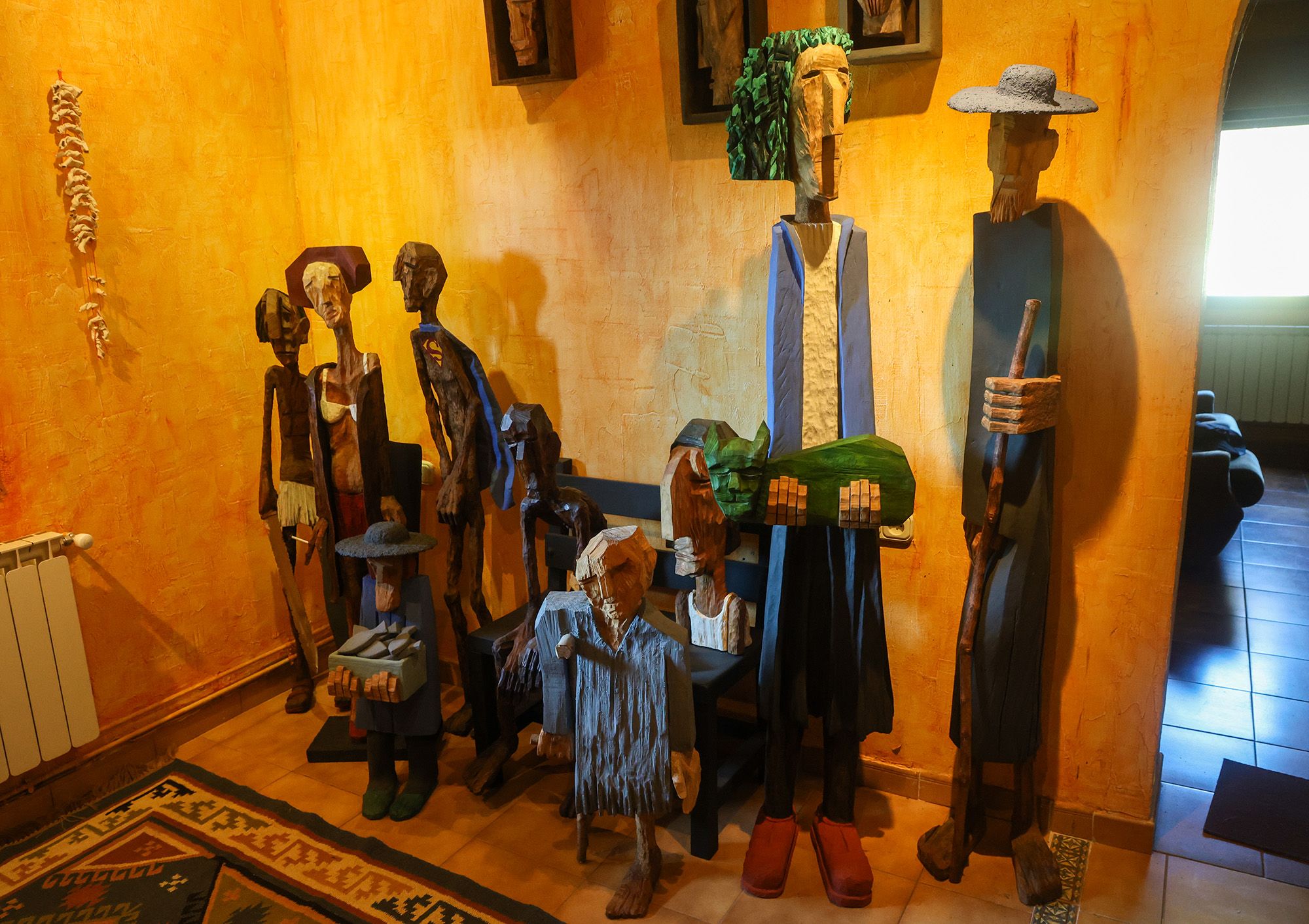 Varias piezas terminadas de Canicoba en un salón de su casa de Ponte de Ulla, en Vedra