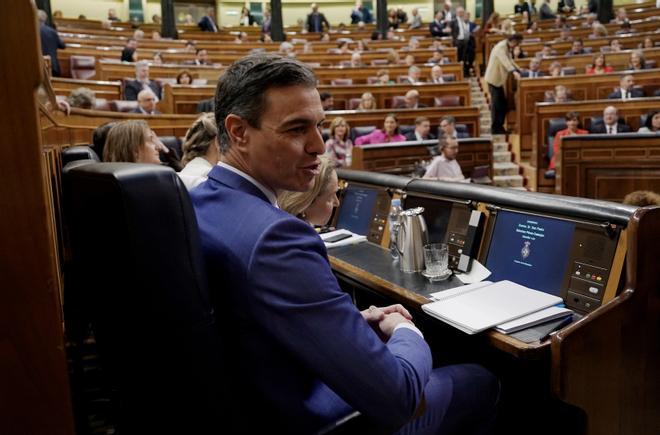 Pedro Sánchez, en su escaño del Congreso.