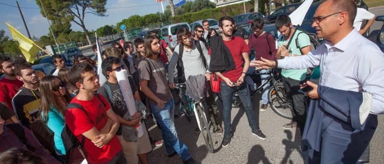 El rector pedirá explicaciones a la Policía Nacional por entrar al campus en un día de huelga