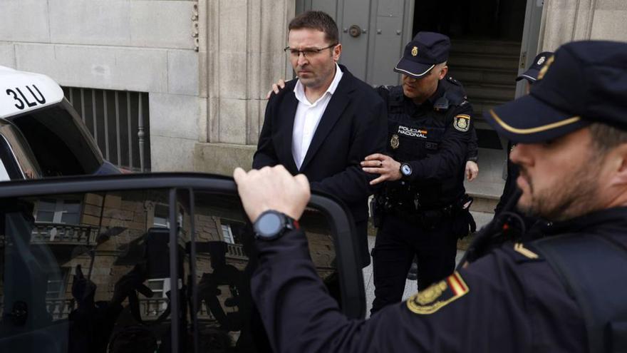 José Carlos Eirín, custodiado por agentes de la Policía Nacional tras la lectura del veredicto, ayer, en la Audiencia de Pontevedra.  | // G. SANTOS