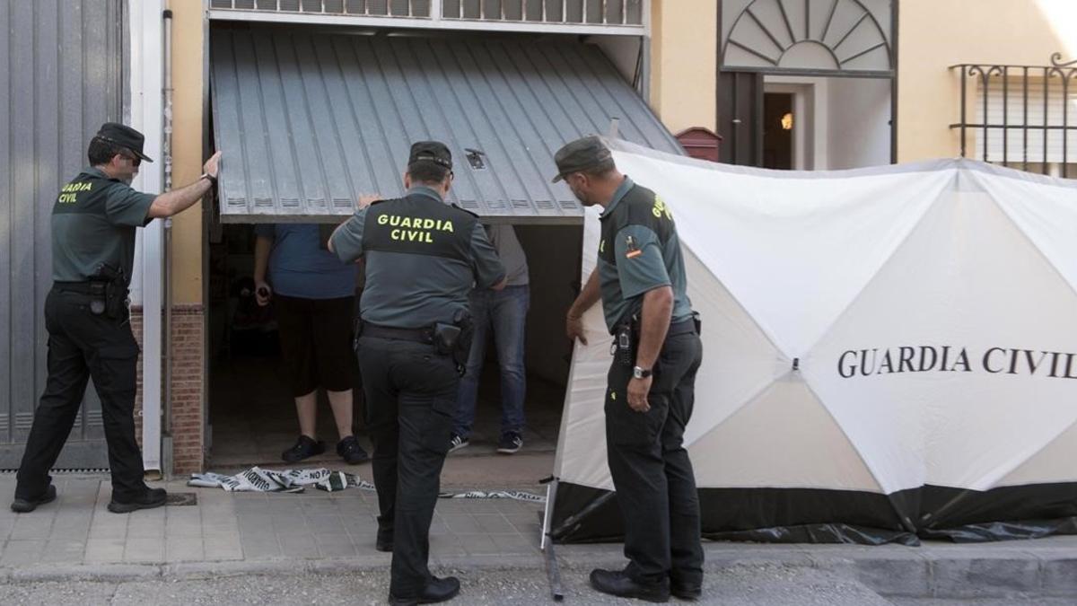 Agentes de la Guardia Civil  a las puertas del domicilio ubicado en Las Gabias  Granada   donde un hombre ha matado supuestamente a su expareja de 55 anos