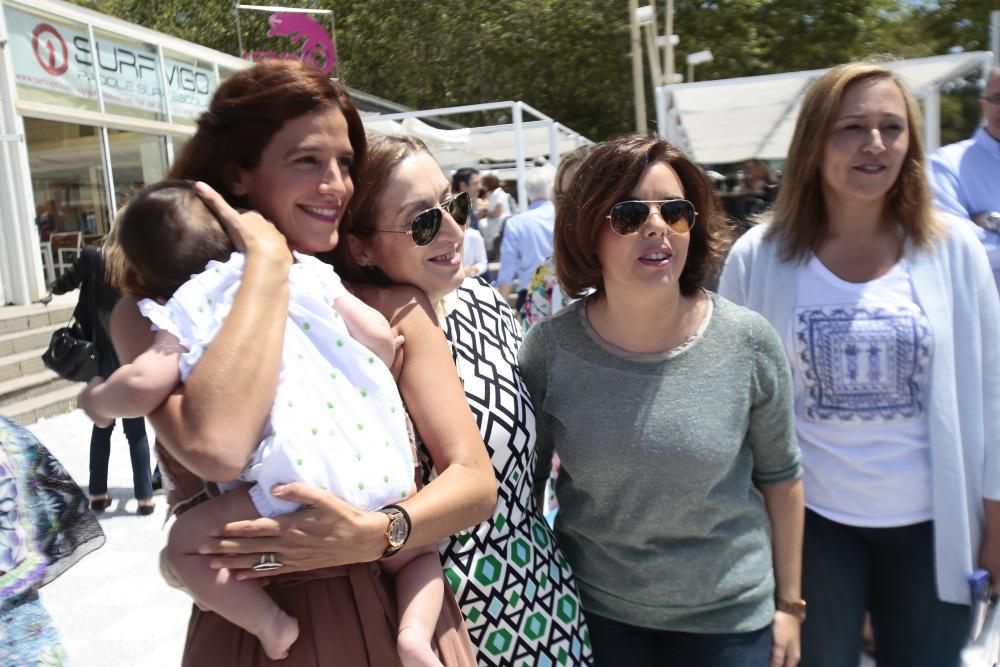 La ''número dos'' de Rajoy ha participado esta mañana en un paseo por Samil junto a los candidatos populares por Pontevedra, Alfonso Rueda y Elena Muñoz