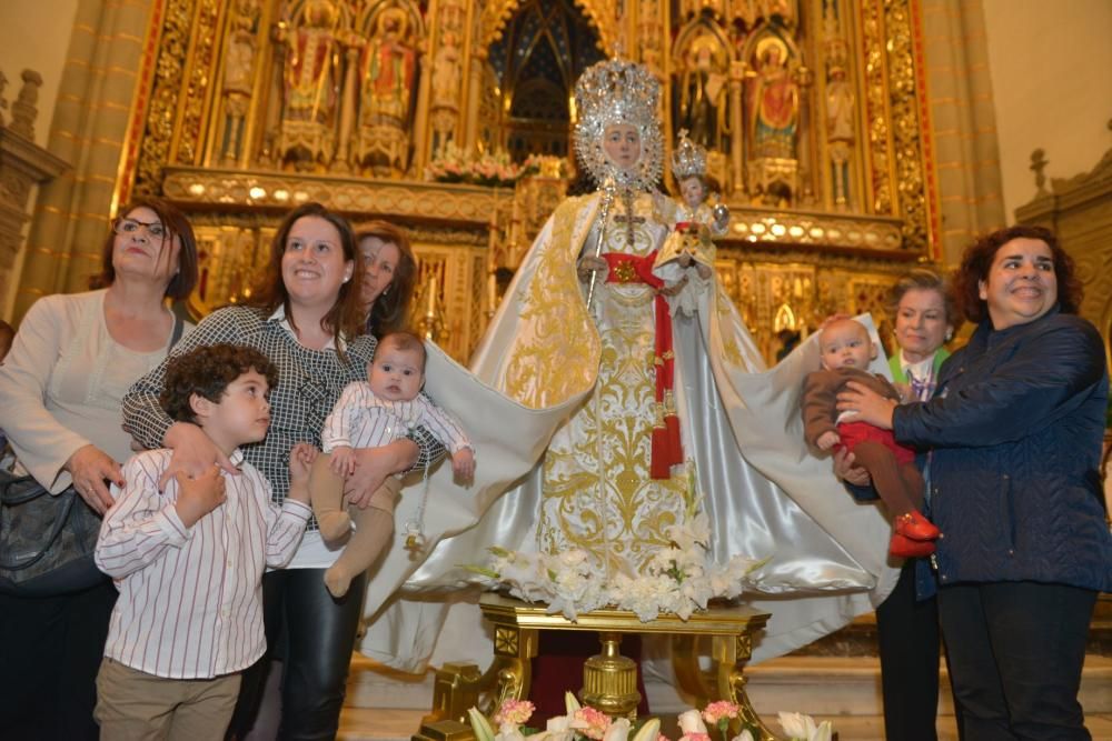 Los bebés, bajo el manto de la Fuensanta