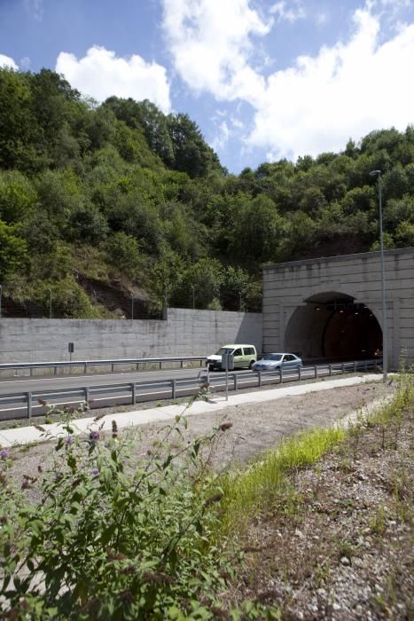 Tráfico por la autovía de los túneles de Riaño en la AS-17