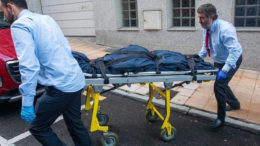 La mujer que se precipitó desde un quinto piso en Oviedo convivió varios días con el cadáver de su madre