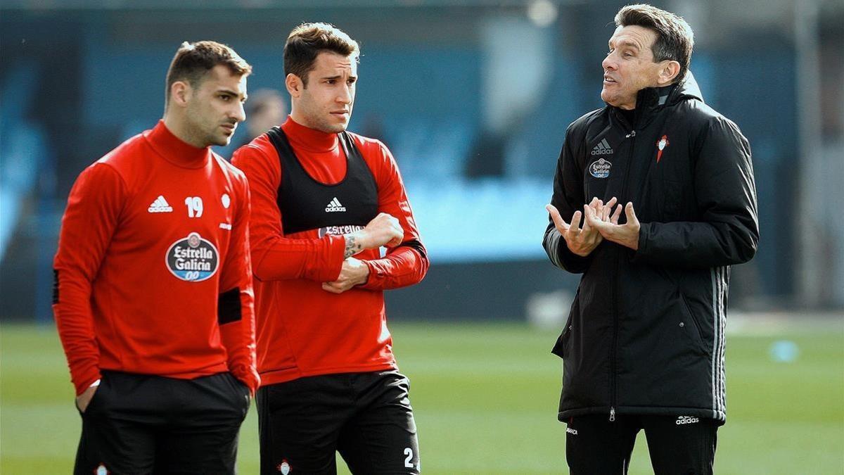 Unzué, con los laterales Jonny y Hugo Mallo, preparando el partido del Celta en Girona.