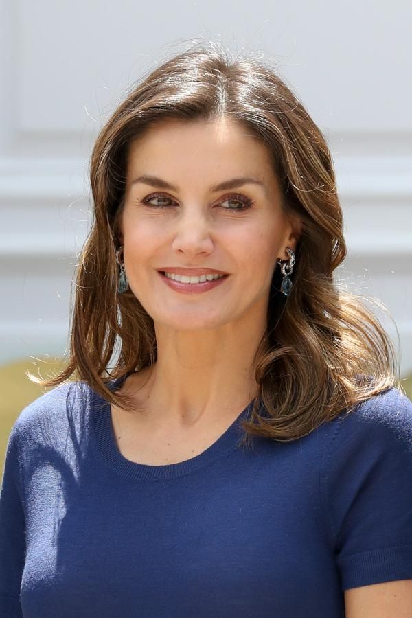 Letizia Ortiz con pendientes de Bulgari y jersey de manga corta y cuello redondo en azul