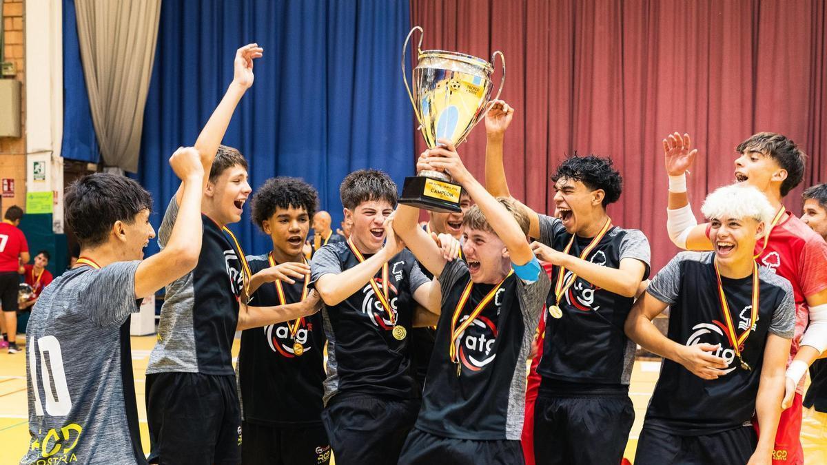 El ATG Madrid, campeón del Memorial Rubén Pla de fútbol sala cadete de Canals, celebra el triunfo.
