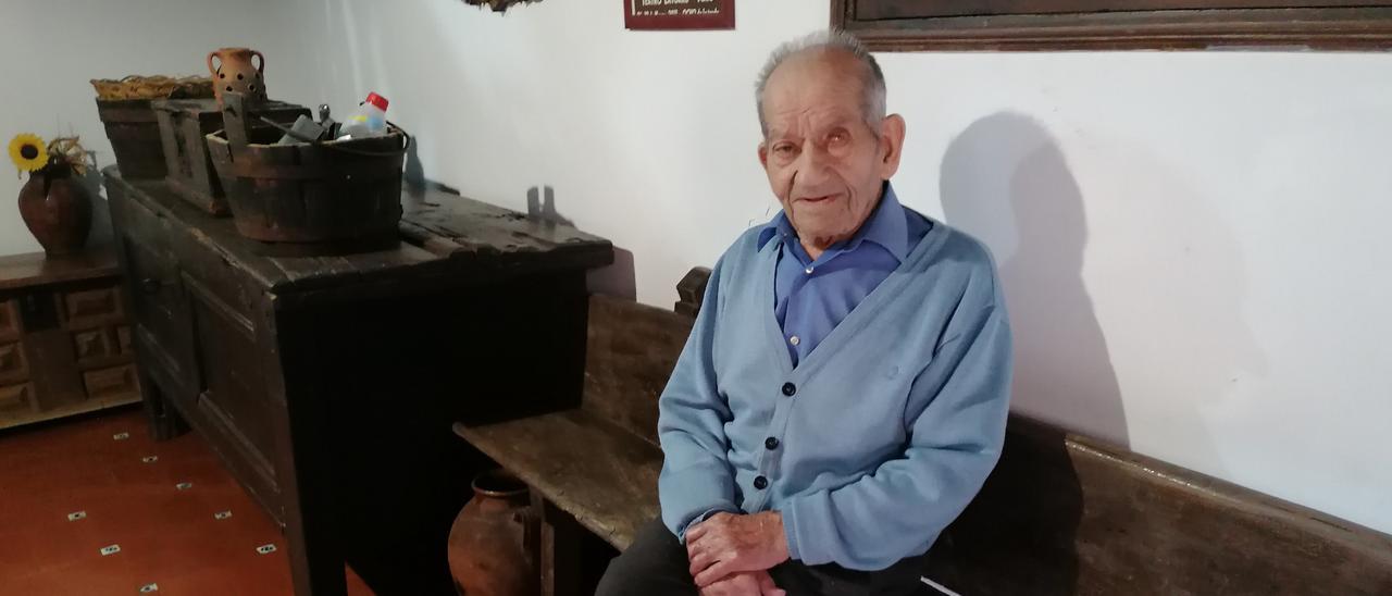 Hermenegildo García de Tiedra posa en el recibidor de la Casa de la Nunciatura en Toro