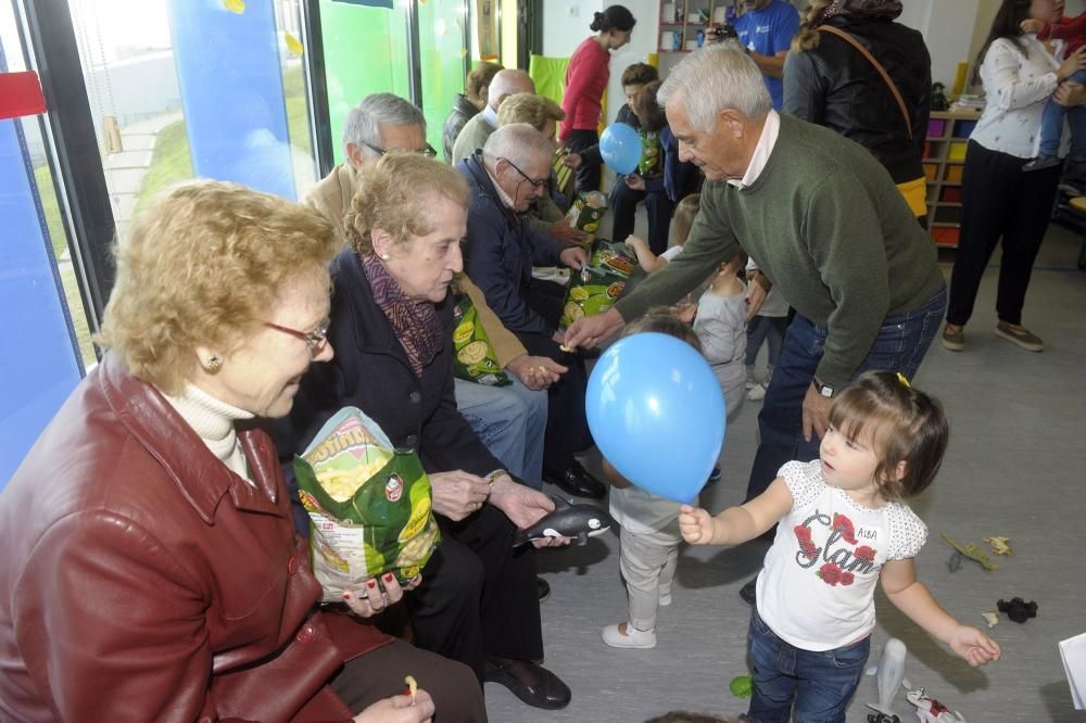 Visita de pacientes con alzheimer de Afaco a la escuela infantil de Os Rosales