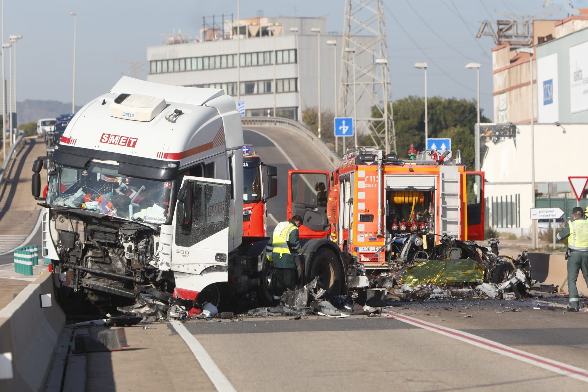 Accidente entre un camión y un Tesla en Port de Sagunt.