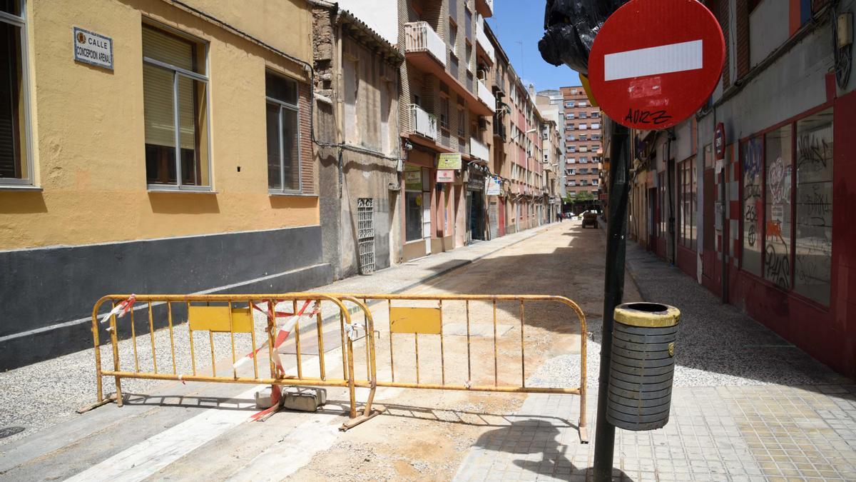 En imágenes | La calle Concepción Arenal, con las zanjas tapadas a la espera de la prometida reforma integral